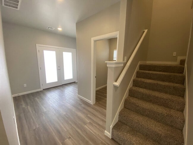Building Photo - Gorgeous Townhome w/ Storm Shelter!!!