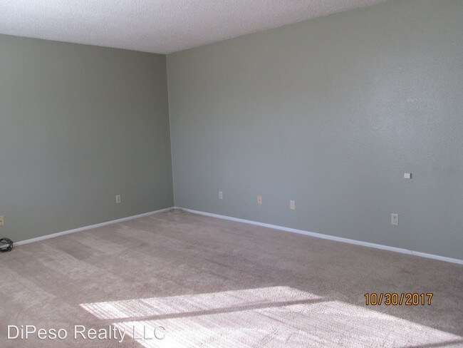 Building Photo - 3 br, 1 bath House - 716 W. 5th St.