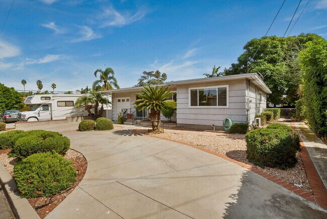Foto del edificio - Large 3 Bedroom 2 Bathroom House in La Mesa!