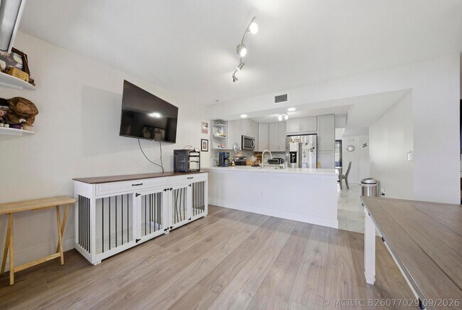 Building Photo - 11014 SW 15th Manor