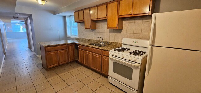 Foto del edificio - 2444 W Homer St