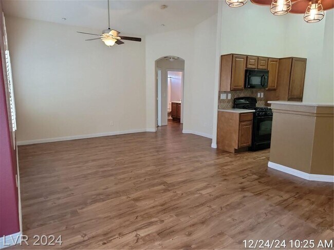Building Photo - OUTSTANDING UNIT IN GREAT COMMUNITY!! Clos...