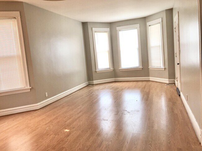 Foto del edificio - 5016 W Lawrence Ave