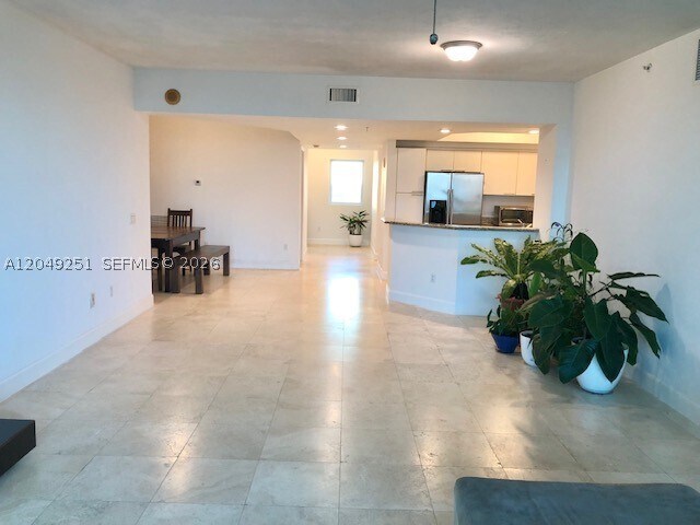 Foto del edificio - 15051 Royal Oaks Ln