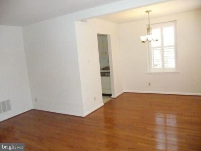 Building Photo - Cozy and Convenient in Cleveland Park: Cha...