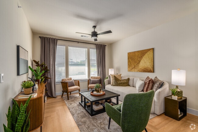 1BR, 1BA - 741SF - Living Room - The Brentwood
