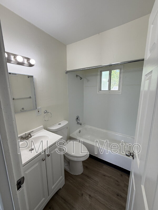Building Photo - 10501 Duke Dr