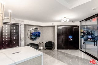 Foto del edificio - 105 S Doheny Dr