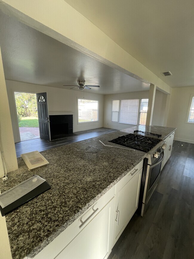 Foto del edificio - 1215 Whyler Rd