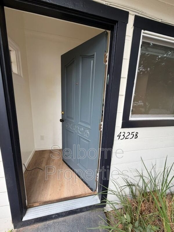 Foto del edificio - 4325B Essex Street