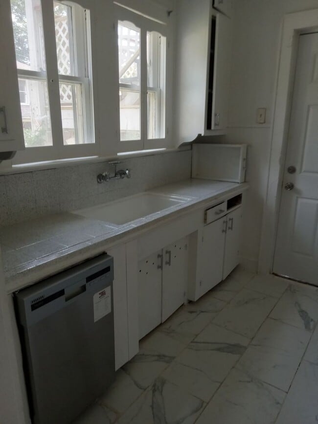 Building Photo - 322 College St Unit A