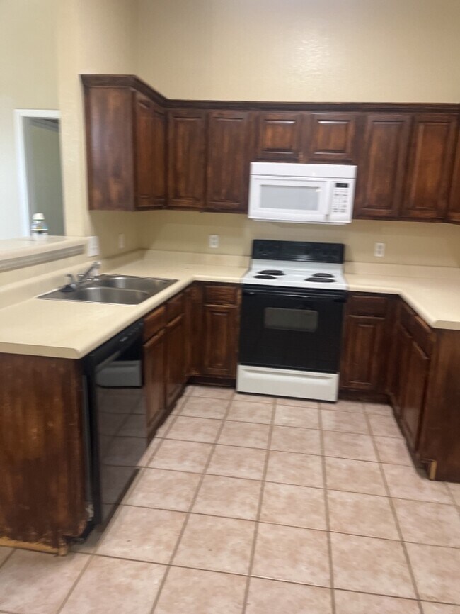 Foto del edificio - 3 Bedroom 2 bath Duplex! Curtis elementary...