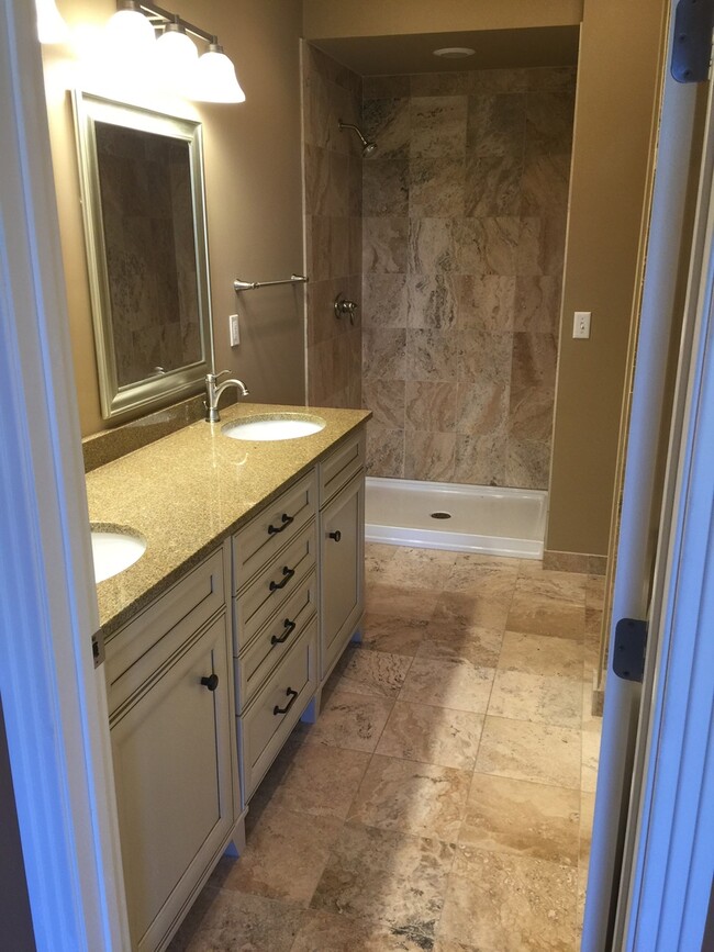 Building Photo - Beautiful, Furnished Luxury Condo on Lake ...