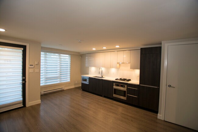Building Photo - 425 Woodland Dr