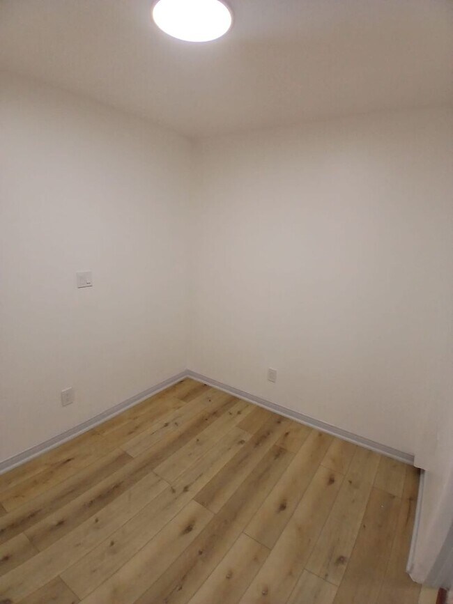 Foto del edificio - Beautiful newly renovated 1 bedroom apartm...