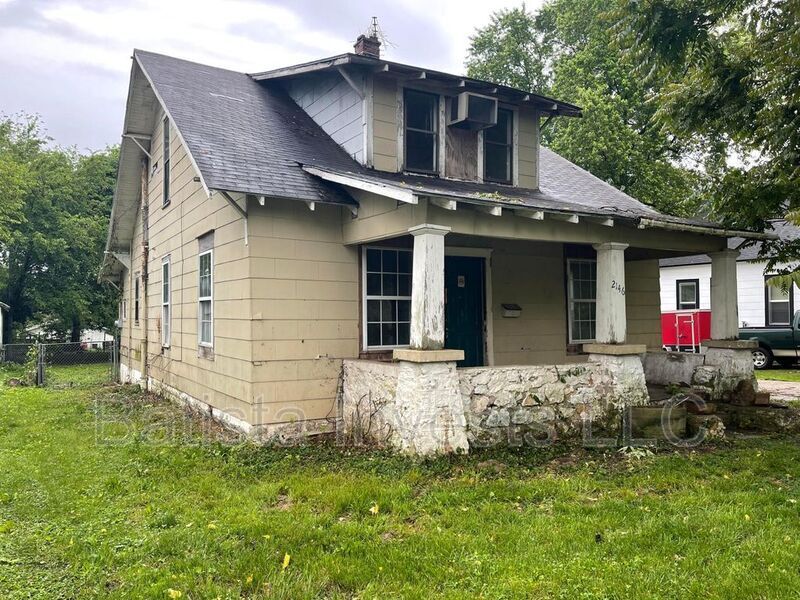 Primary Photo - 2146 N Robberson Ave