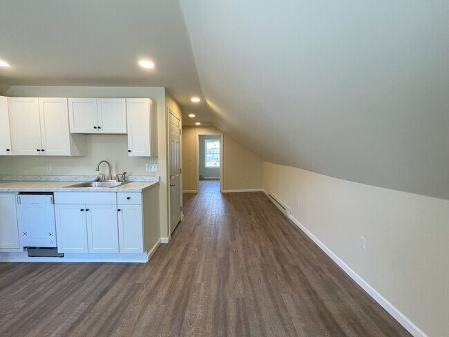 Building Photo - 100 Miller St Triplex