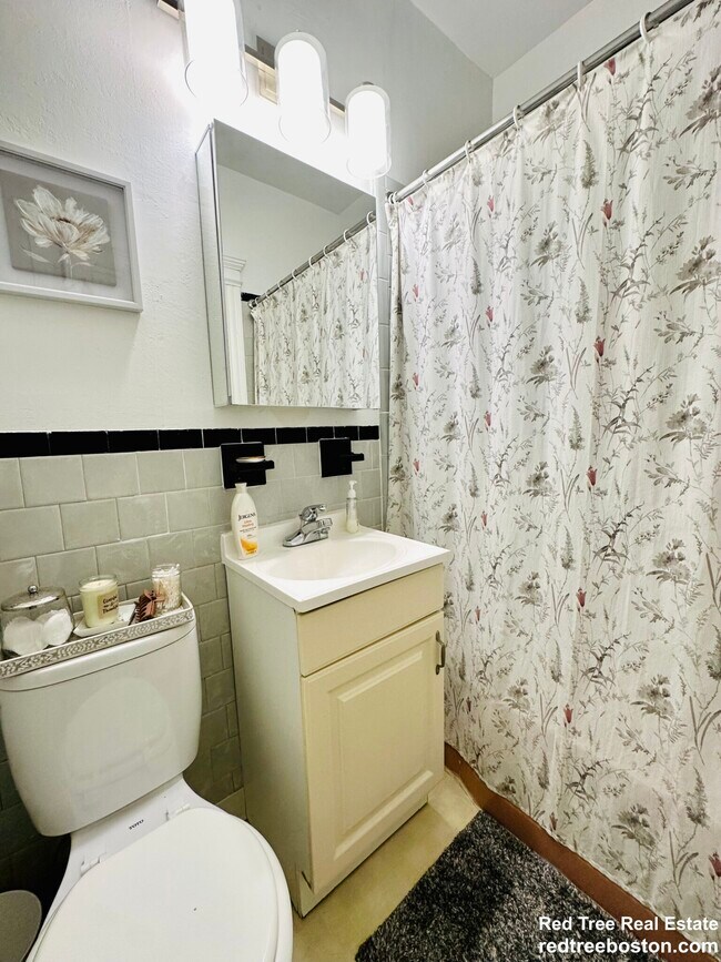 Foto del edificio - 94 Corey Rd