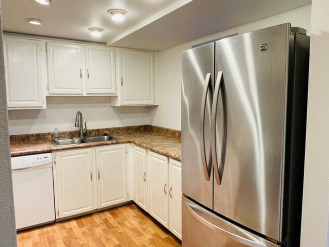 Building Photo - Spacious 2Bd/2Bath Condo located in The Ri...