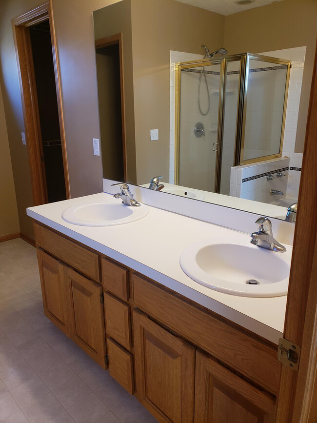 Building Photo - 15210 Chalco Pointe Dr