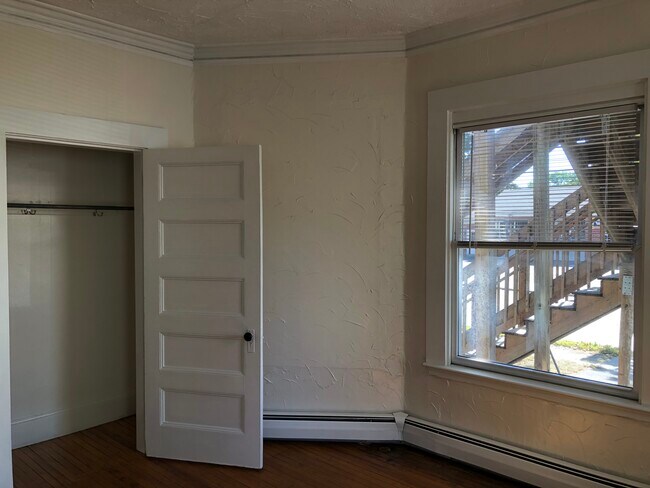 Building Photo - 259 Woodford St