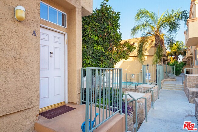 Building Photo - 6929 Hazeltine Ave