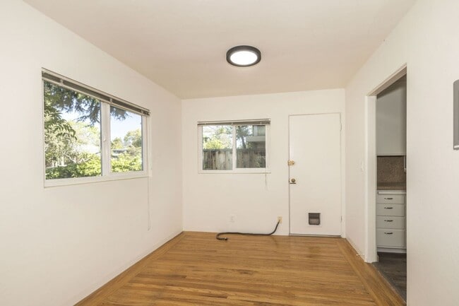 Building Photo - 691 Roble Ave