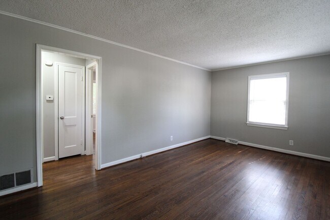 Building Photo - 2 Bedroom 1 Bath Home in Roeland Park