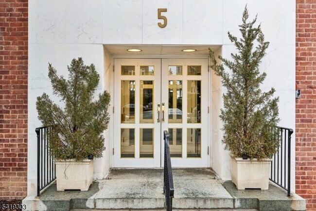 Foto del edificio - 5 Roosevelt Pl
