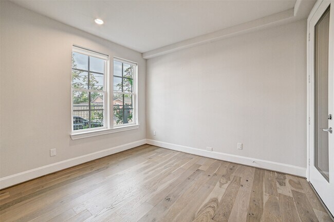 Foto del edificio - 2218C Lou Ellen Ln