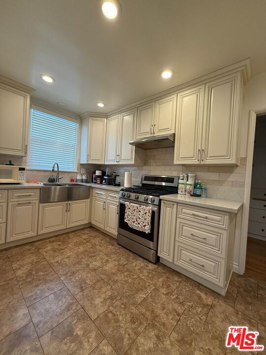 Foto del edificio - 14735 Bassett St