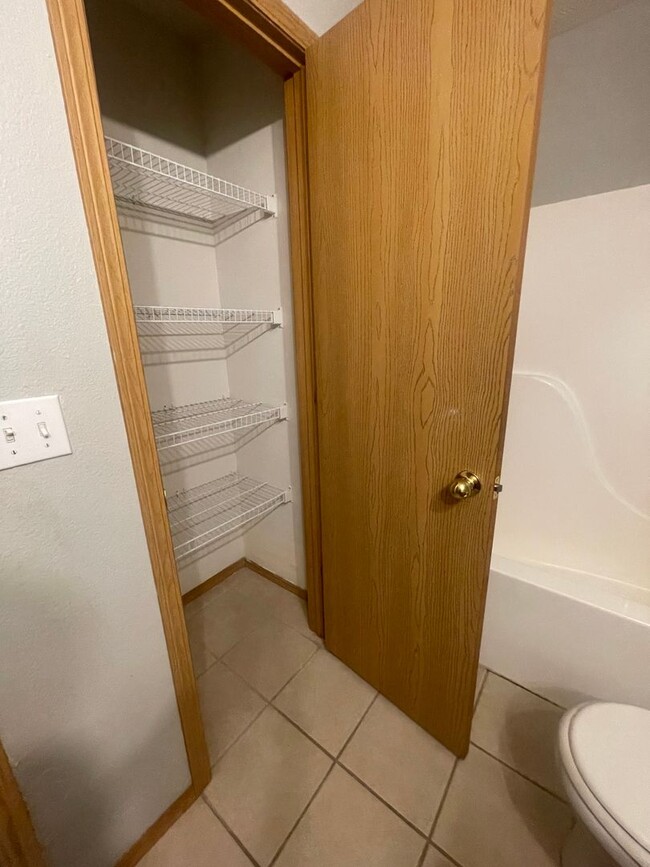 Foto del edificio - Beautiful 3 bedroom 2 full bath 2 car gara...
