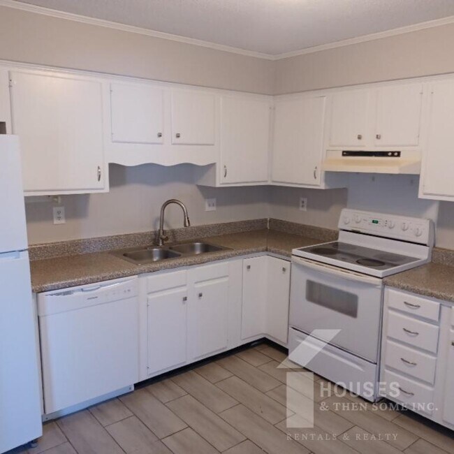 Foto del edificio - 218 Singing Woods Ln