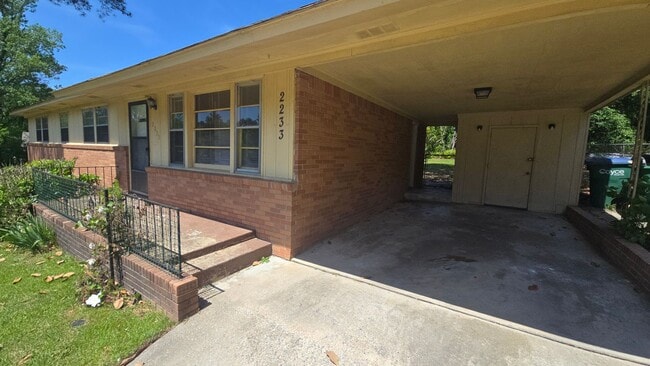 Building Photo - 2233 Windsor Rd