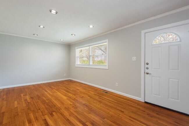 Foto del edificio - 3917 Oakwood Ln