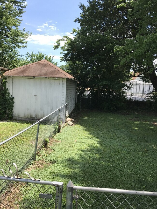 Building Photo - Available Now! 3 Bedroom Home with a Fence...