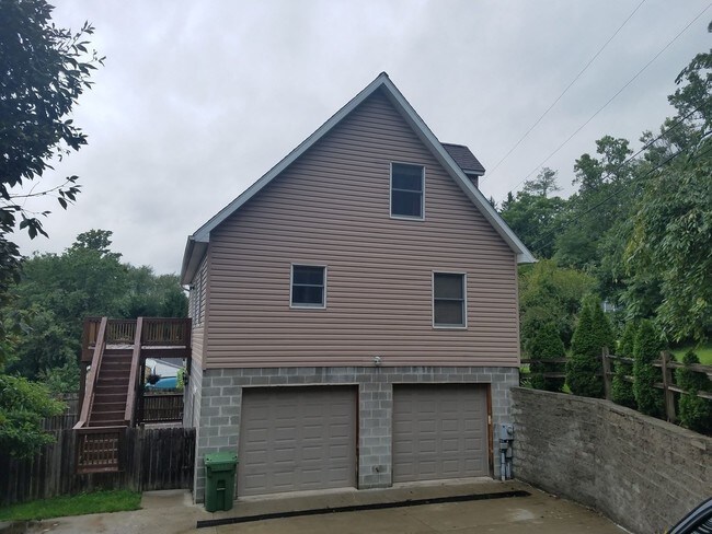 Building Photo - 3 br, 2.5 bath House - 207 Willowdale Road