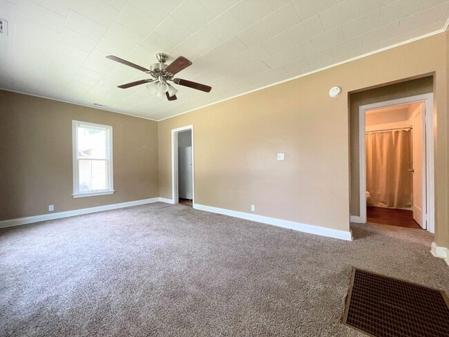 Building Photo - Cute 2 bedroom 1 bath home