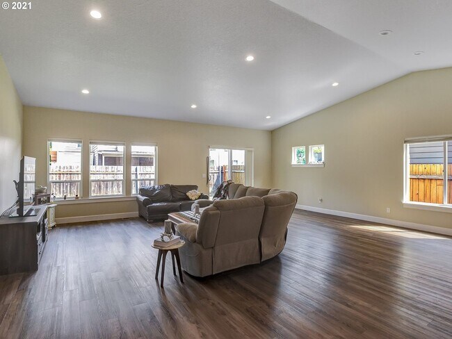 Foto del edificio - 3Bd/2Ba Home in North Plains ~ Washer & Dr...