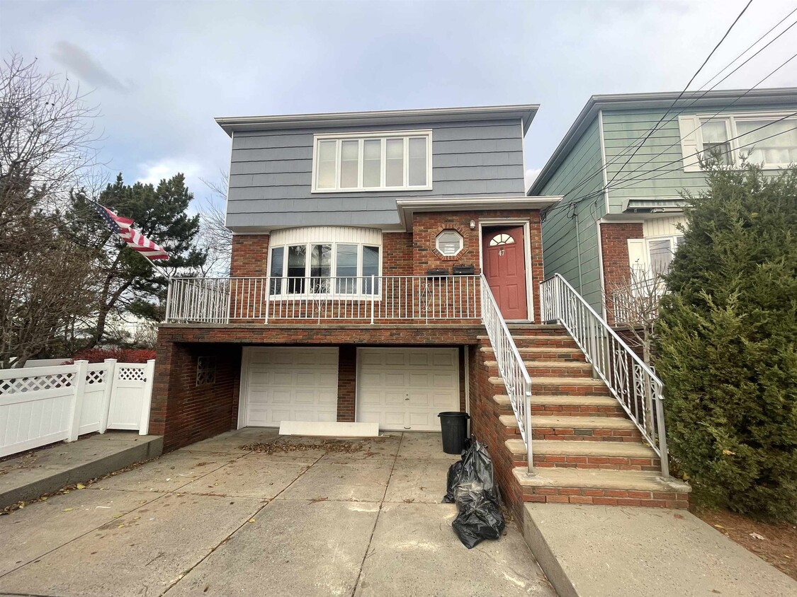 47 Country Village Ct, Bayonne, NJ 07002 Room for Rent in Bayonne, NJ
