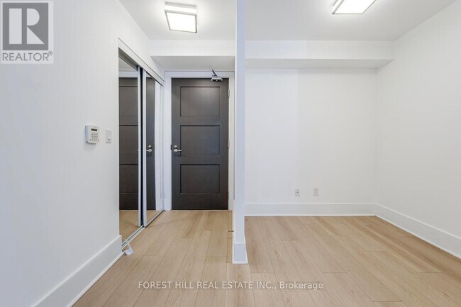 Photo du bâtiment - 300 Front St W