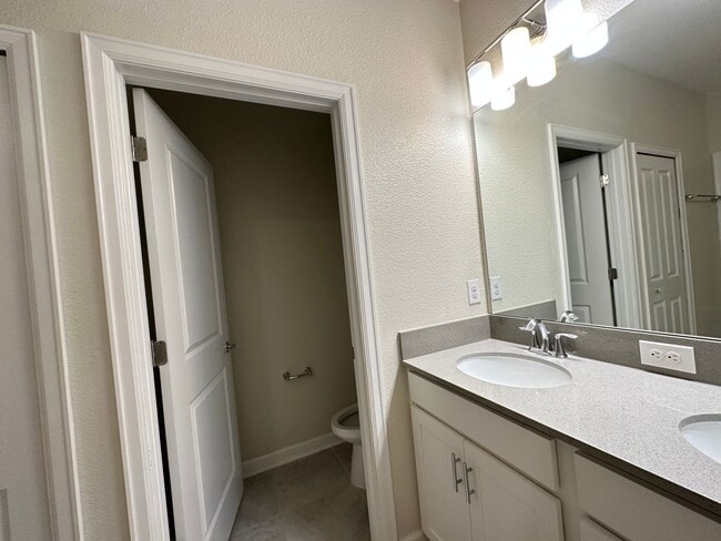 Building Photo - 4 Bed 3.5 Bath Townhouse for rent in Storey Lake