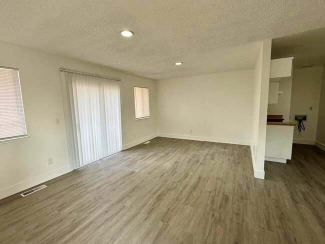 Building Photo - Freshly Updated 2 Bedroom Home with Garage in Sparks