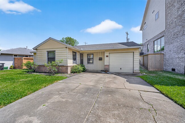Building Photo - 5505 Huisache St