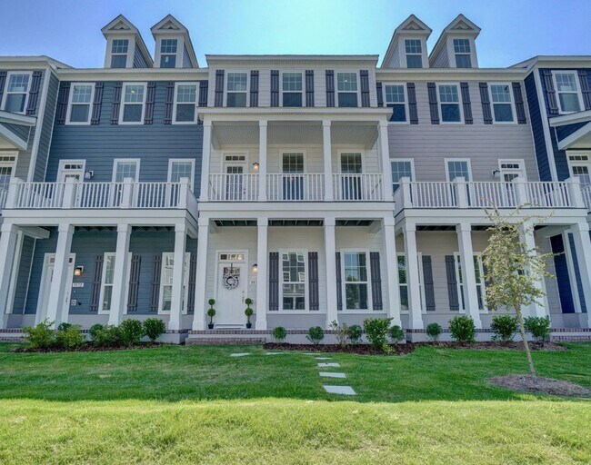 Building Photo - 3-Bedroom Townhome w/Attached Garage! Avai...