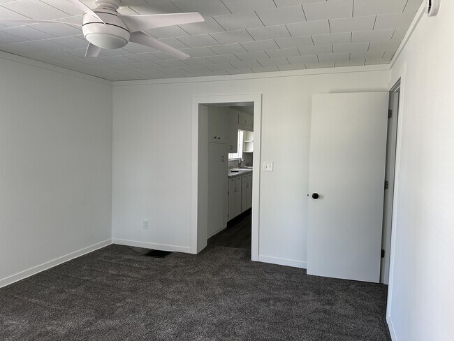 Building Photo - 1453 S Oak Ave