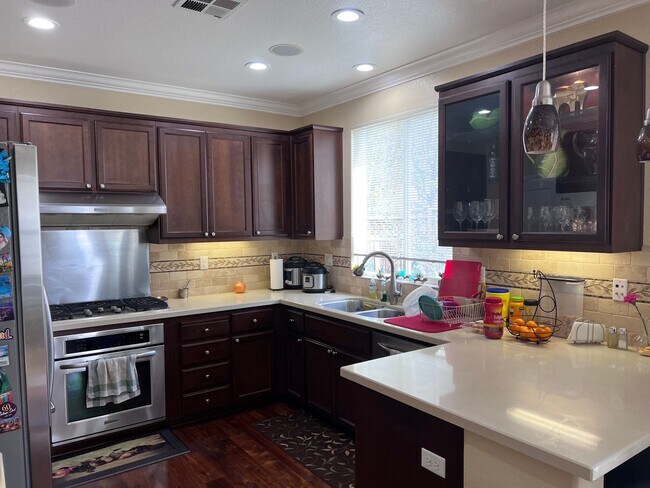 Building Photo - Gorgeous Executive Style Home