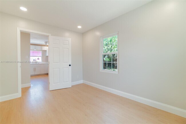 Building Photo - 725 22nd St