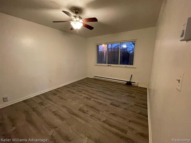 Building Photo - 7020 Villa Dr