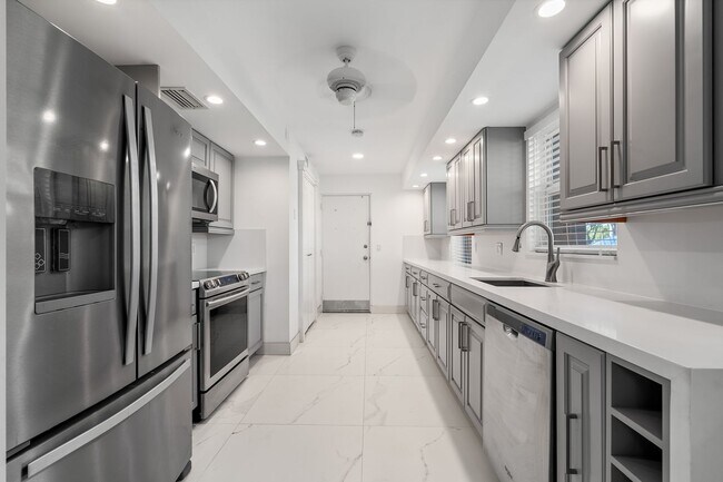 Building Photo - Spacious Condo in Boca Teeca